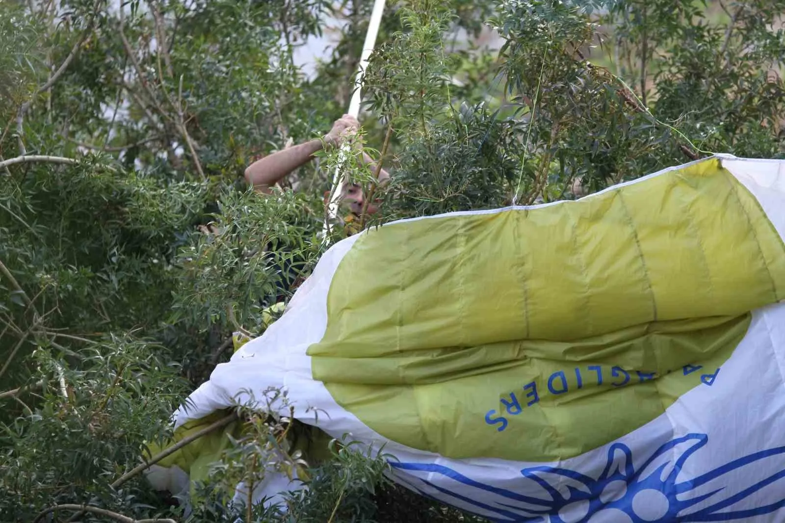 Antalya’da paraşüt ağaçta asılı kaldı, ekipler alarma geçti