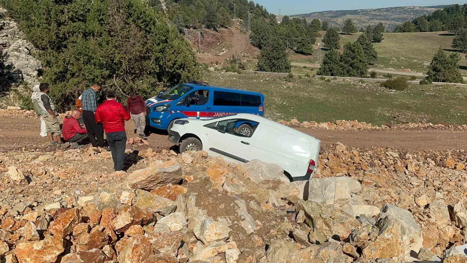 Araç askıda kaldı: Jandarma ve işçilerden engelli birey için kurtarma operasyonu