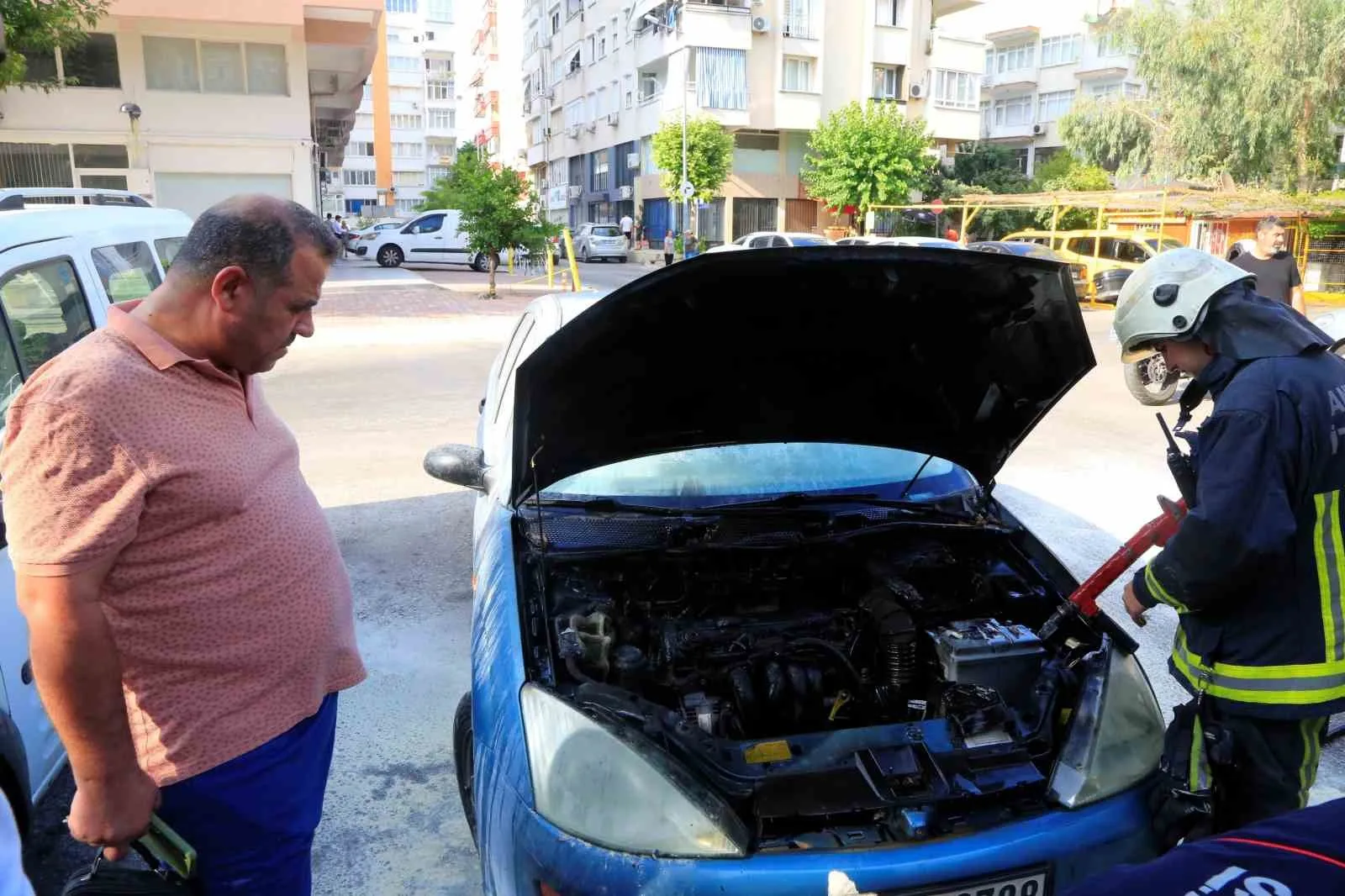 Aracının yanışını çaresiz gözlerle izledi