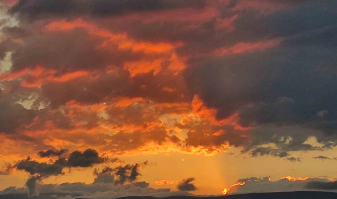 ARDAHAN'DA GÖKYÜZÜ KIZILA BÜRÜNDÜ.