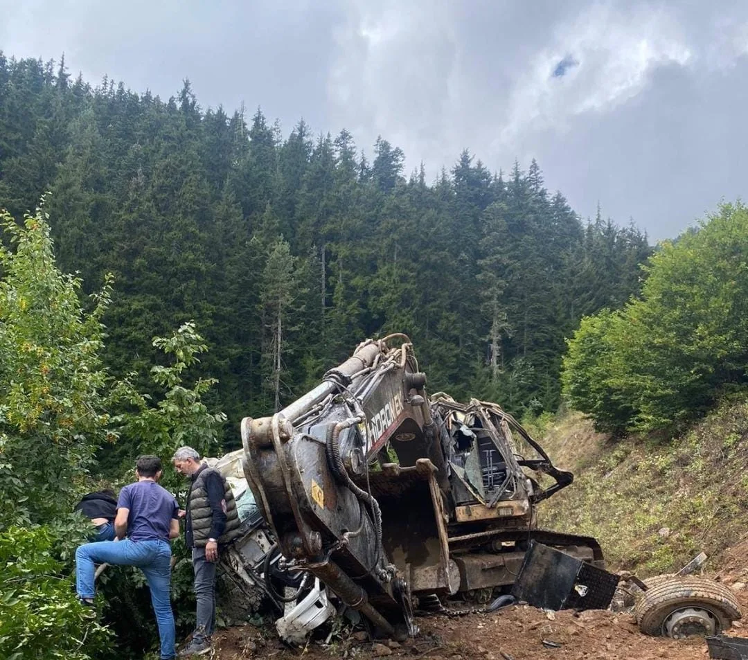 Artvin’de iş makinesi yüklü kamyon uçuruma yuvarlandı: 2 ölü