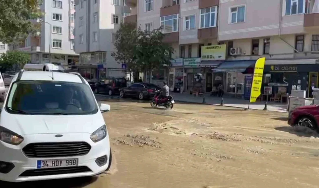 TEKİRDAĞ’IN ÇERKEZKÖY İLÇESİNDE PATLAYAN SU BORUSU CADDEYİ GÖLE ÇEVİRDİ.