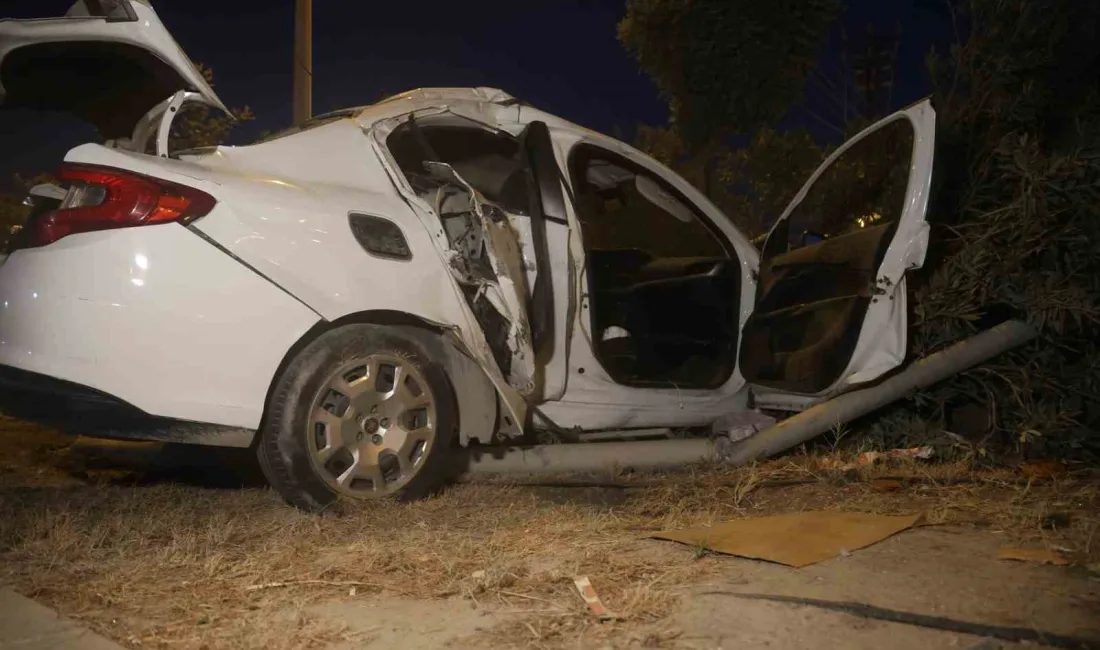 HATAY’DA KONTROLDEN ÇIKARAK AYDINLATMA DİREĞİNE ÇARPAN OTOMOBİLDEKİ 4 KİŞİ YARALANDI.