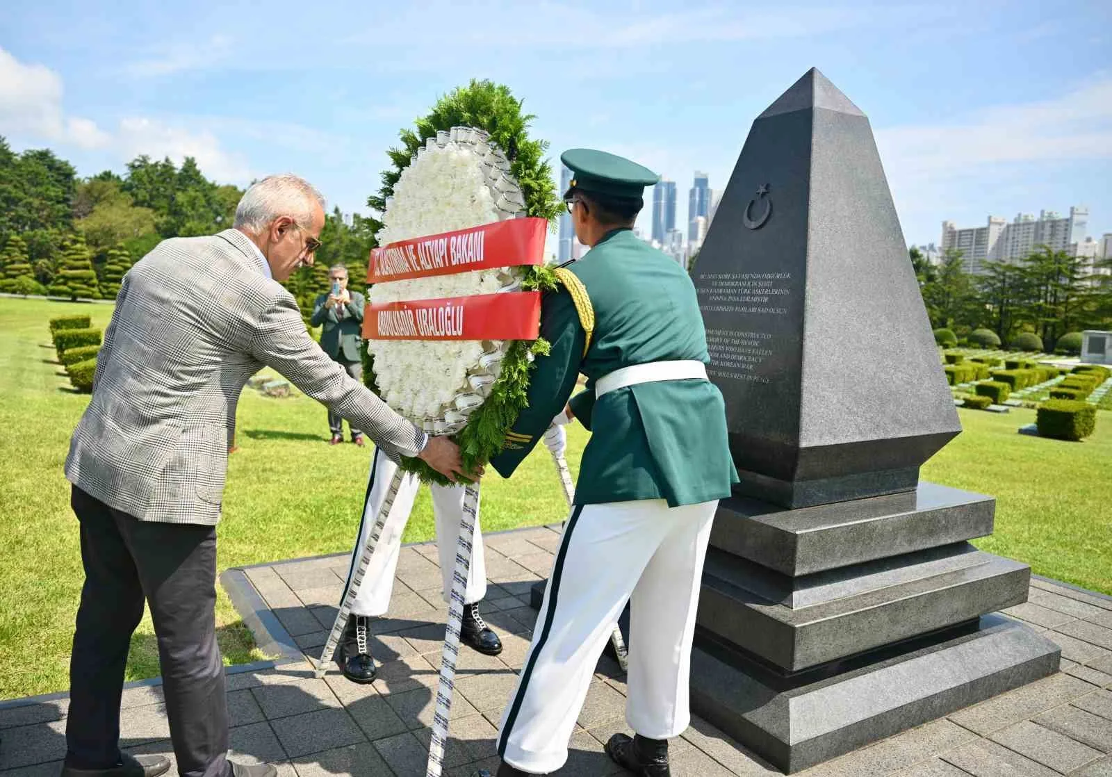 Bakan Uraloğlu, Busan’da Kore Şehitlerini ziyaret etti