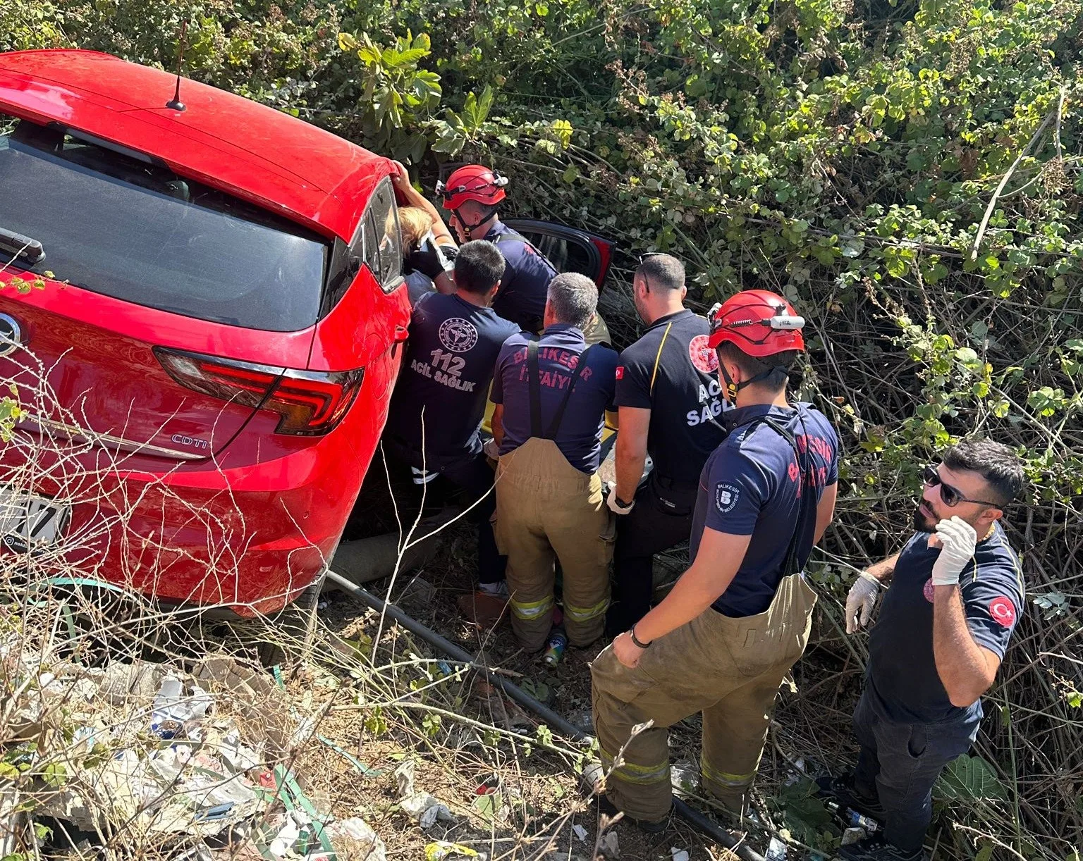 Bandırma’da otomobil şarampole uçtu: 1 yaralı