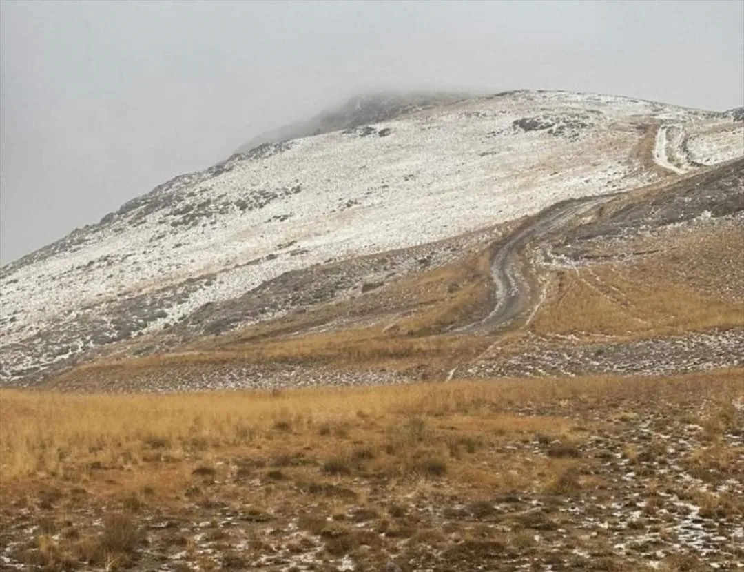 Başkale’de mevsimin ilk karı yağdı