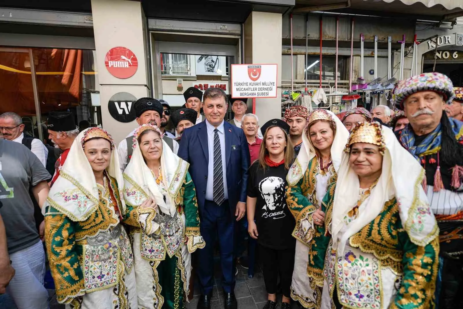 Başkan Tugay 74 yıldır yapılan Efe-Zeybek buluşmasına katıldı