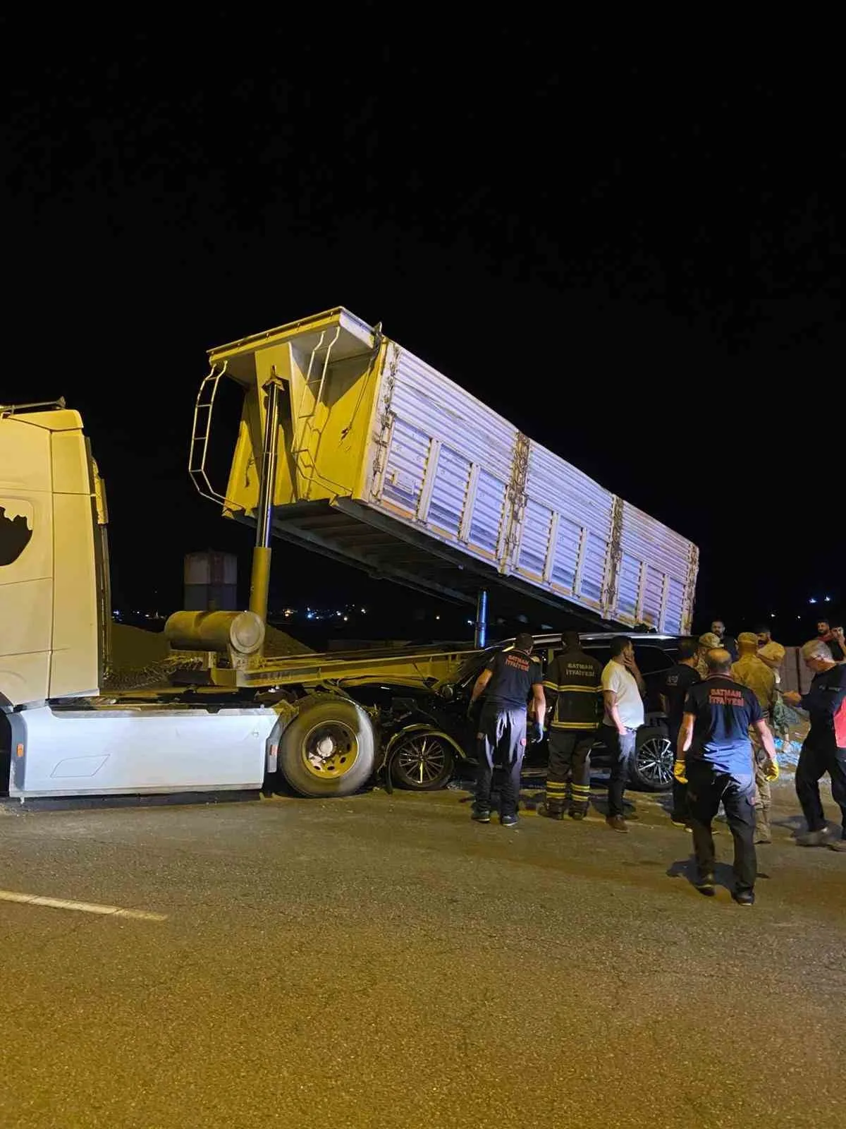 Batman’da lüks araç tırın altına girdi: 2 yaralı