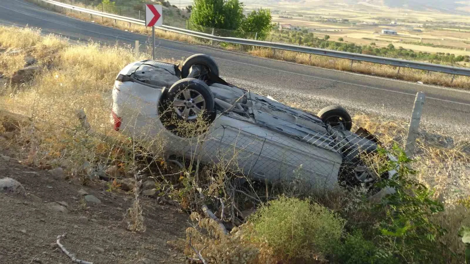 Batman’da virajı alamayan otomobil takla attı: 1 yaralı