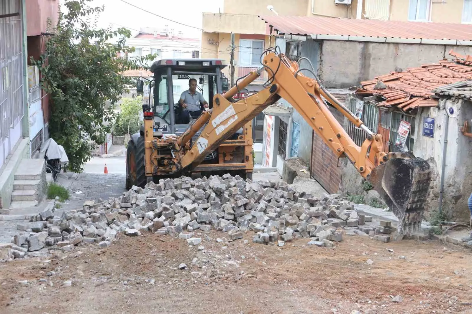 Bayraklı’da yol yenileme seferberliği sürüyor