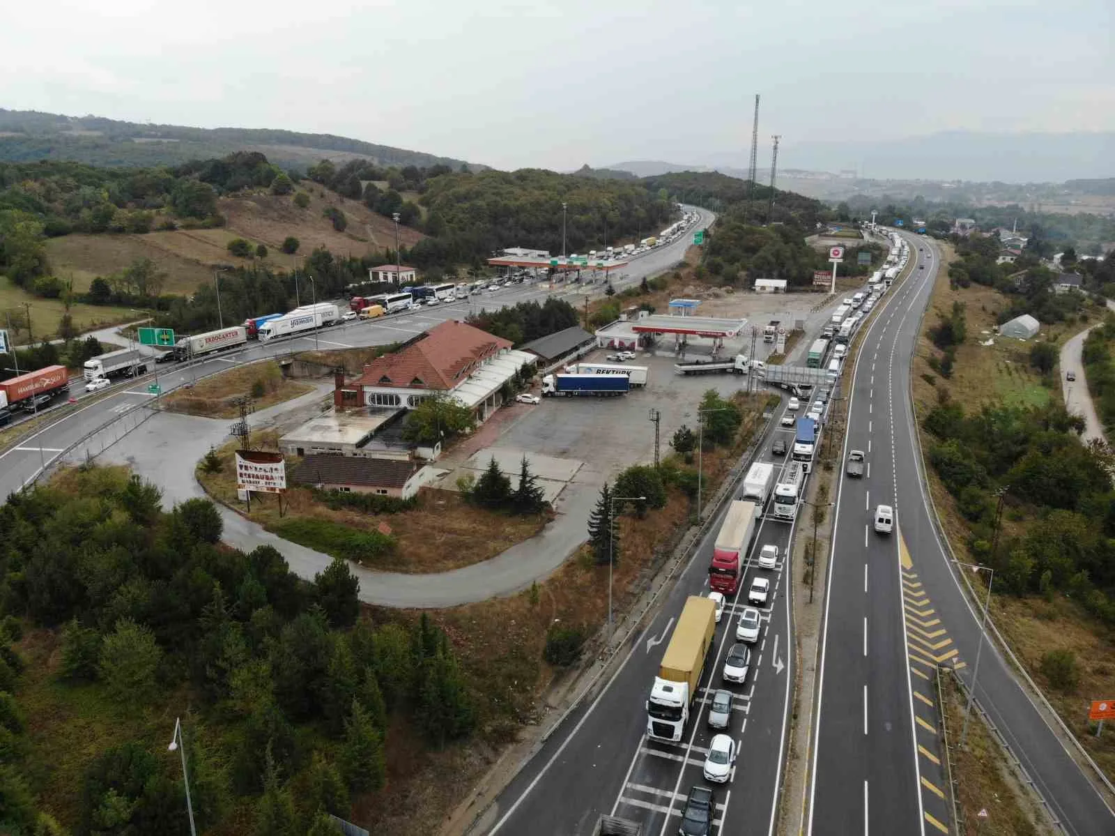 Bolu Dağı’nda kilometrelerce araç kuyruğu oluştu