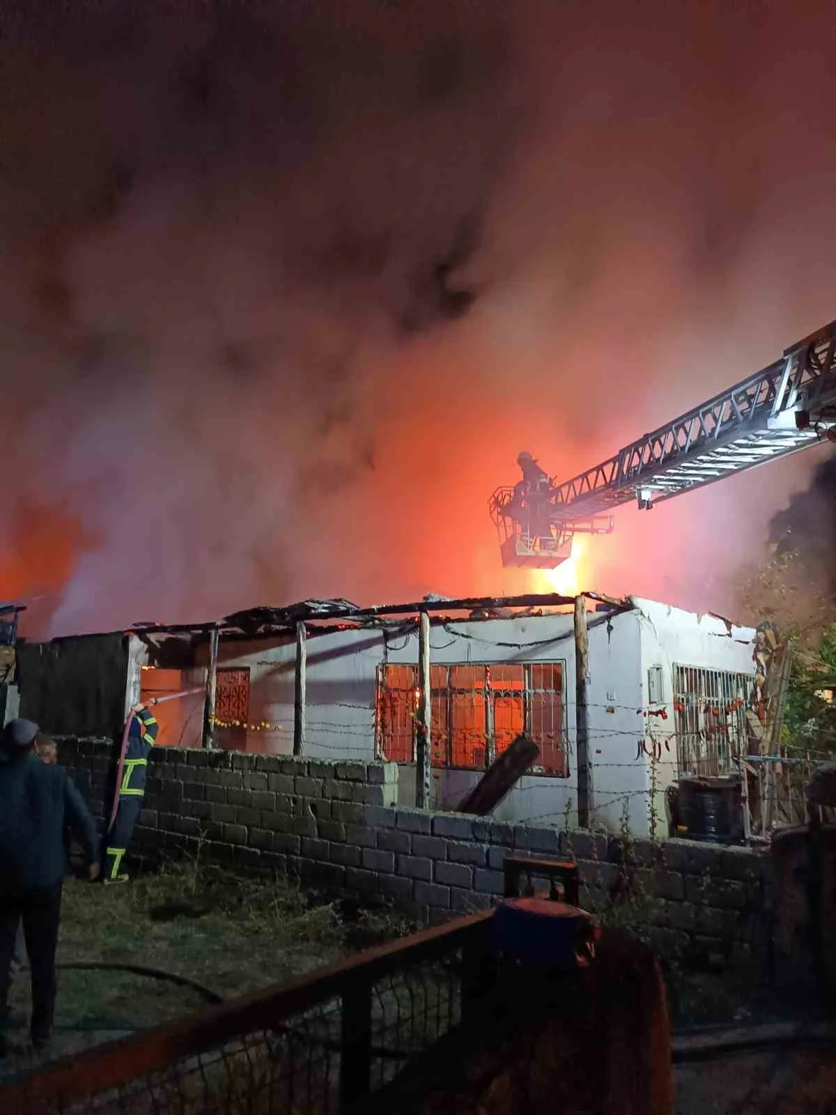 Burdur’da gece çıkan yangında ev alev alev yandı