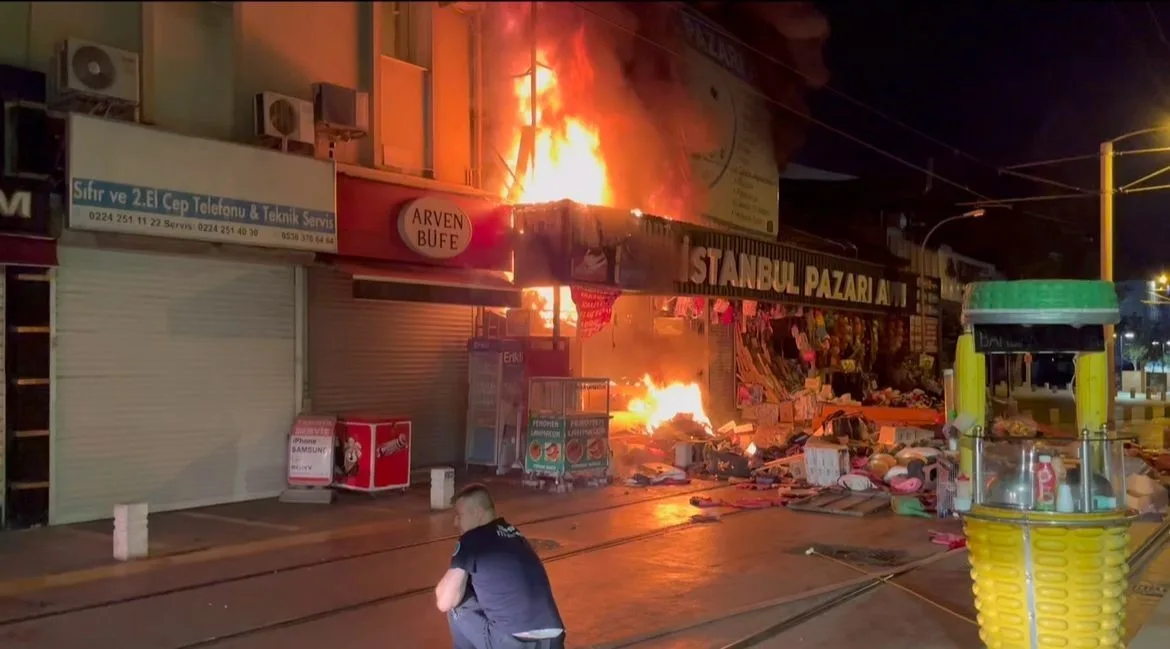 Bursa’da hediyelik eşya mağazası alev alev yandı: Havai fişekler pe peşe böyle patladı