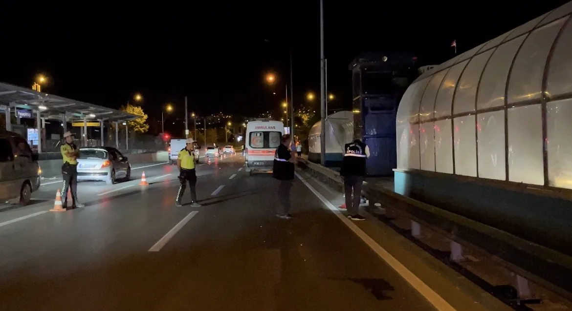 Bursa’da kontrolden çıkan motokurye bariyerlere girdi: 1 ölü