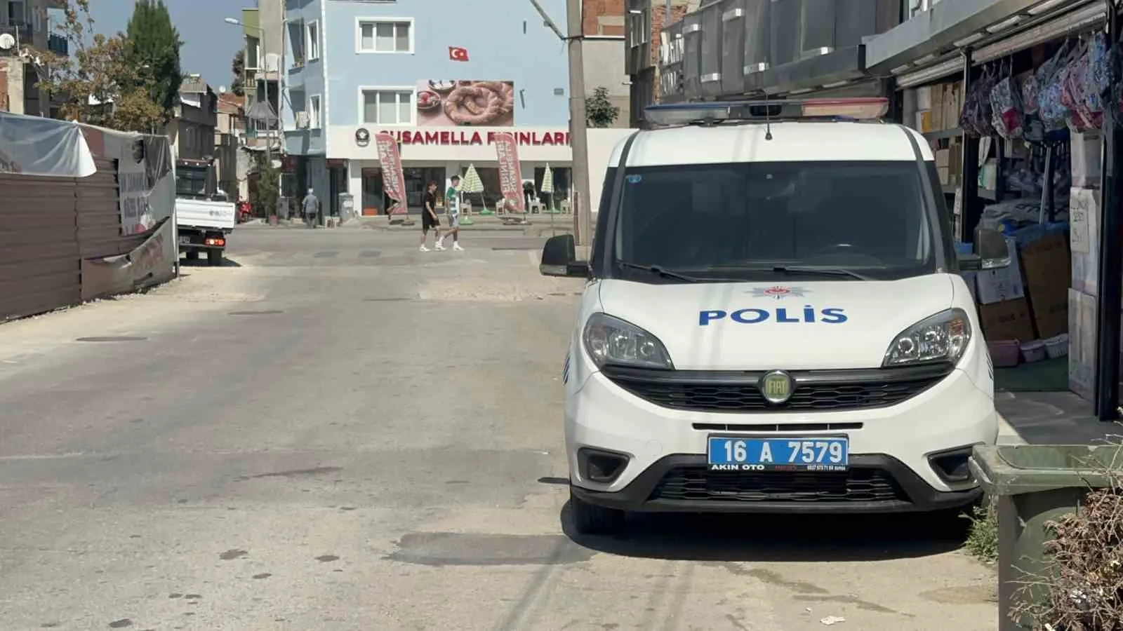 Bursa’da silahlı kavga: Mermiler fotoğrafçı dükkanına isabet etti