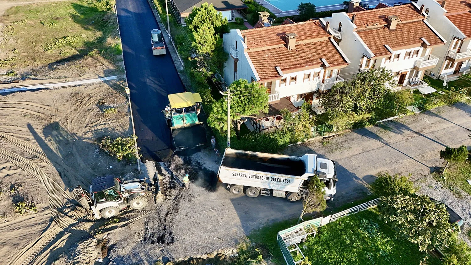 Büyükşehir’in asfalt mesaisi kuzeyde başladı: Kocaali’nin iki caddesi yenileniyor