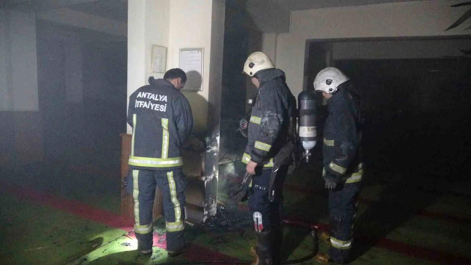 Camide çıkan yangın balkondaki vatandaşın dikkatiyle büyümeden söndürüldü