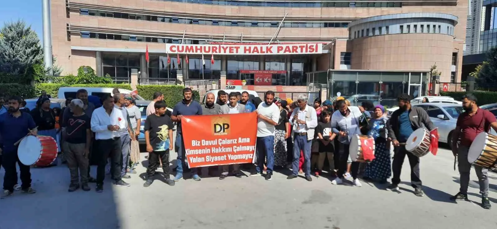 DOĞUŞ PARTİSİ, CHP GENEL MERKEZİ ÖNÜNDE CHP'Lİ BELEDİYELERİN SÖZÜNDE DURMADIĞI