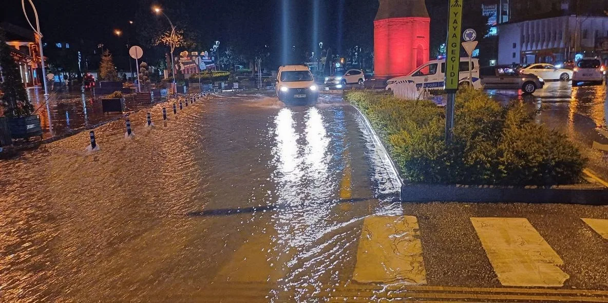 Çorum’da sağanak yağış hayatı felç etti