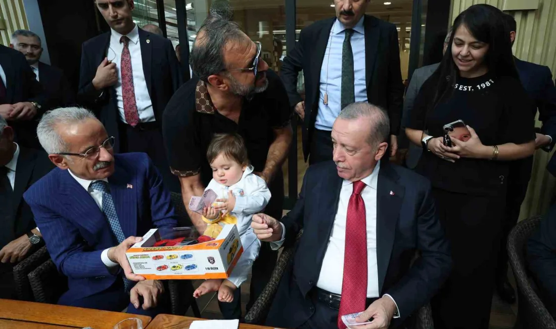 CUMHURBAŞKANI RECEP TAYYİP ERDOĞAN, ANKARA'DA BİR PASTANEYİ ZİYARET EDEREK, VATANDAŞLARLA