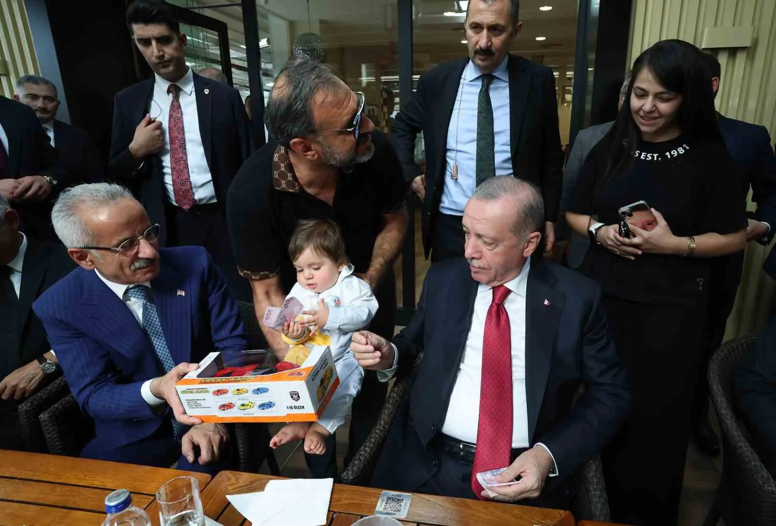 CUMHURBAŞKANI RECEP TAYYİP ERDOĞAN, ANKARA'DA BİR PASTANEYİ ZİYARET EDEREK, VATANDAŞLARLA