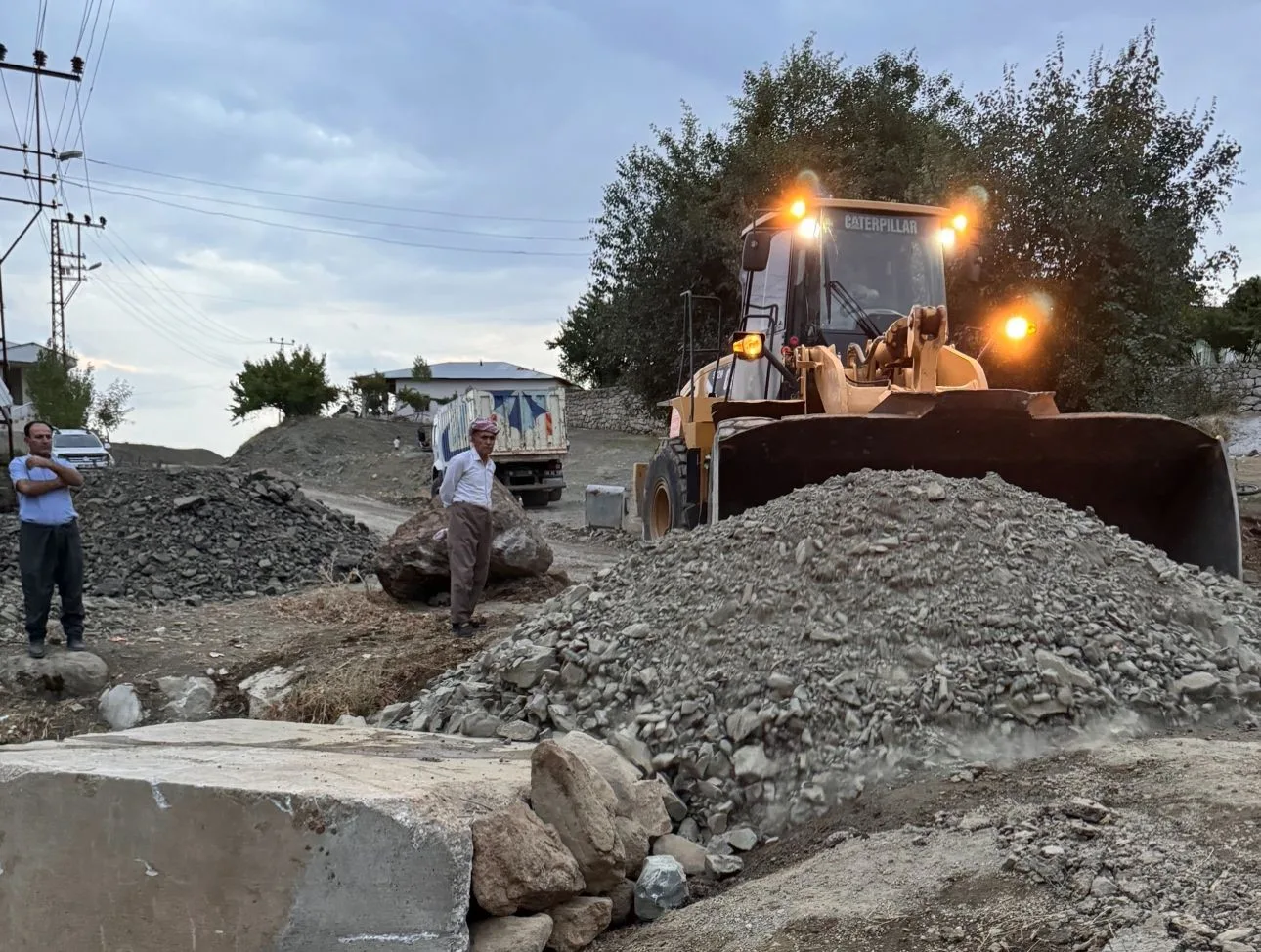 Derecik’te okul yollarında çalışma başlatıldı