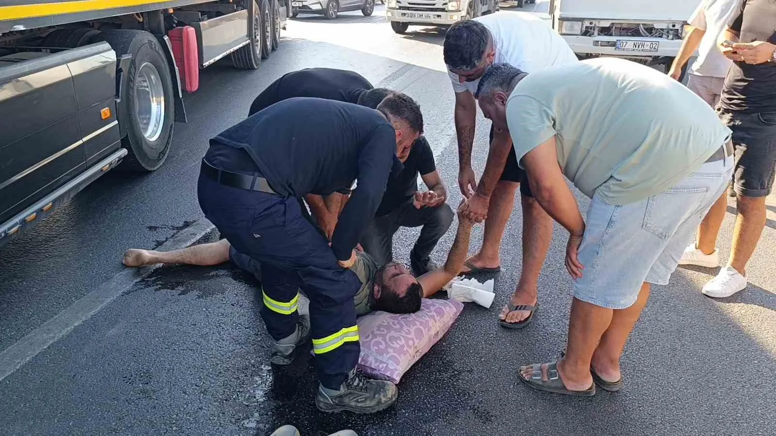 Direksiyon başında krize giren tır sürücüsü, vatandaşların ’ilk yardımı’ sonrası kendine geldi