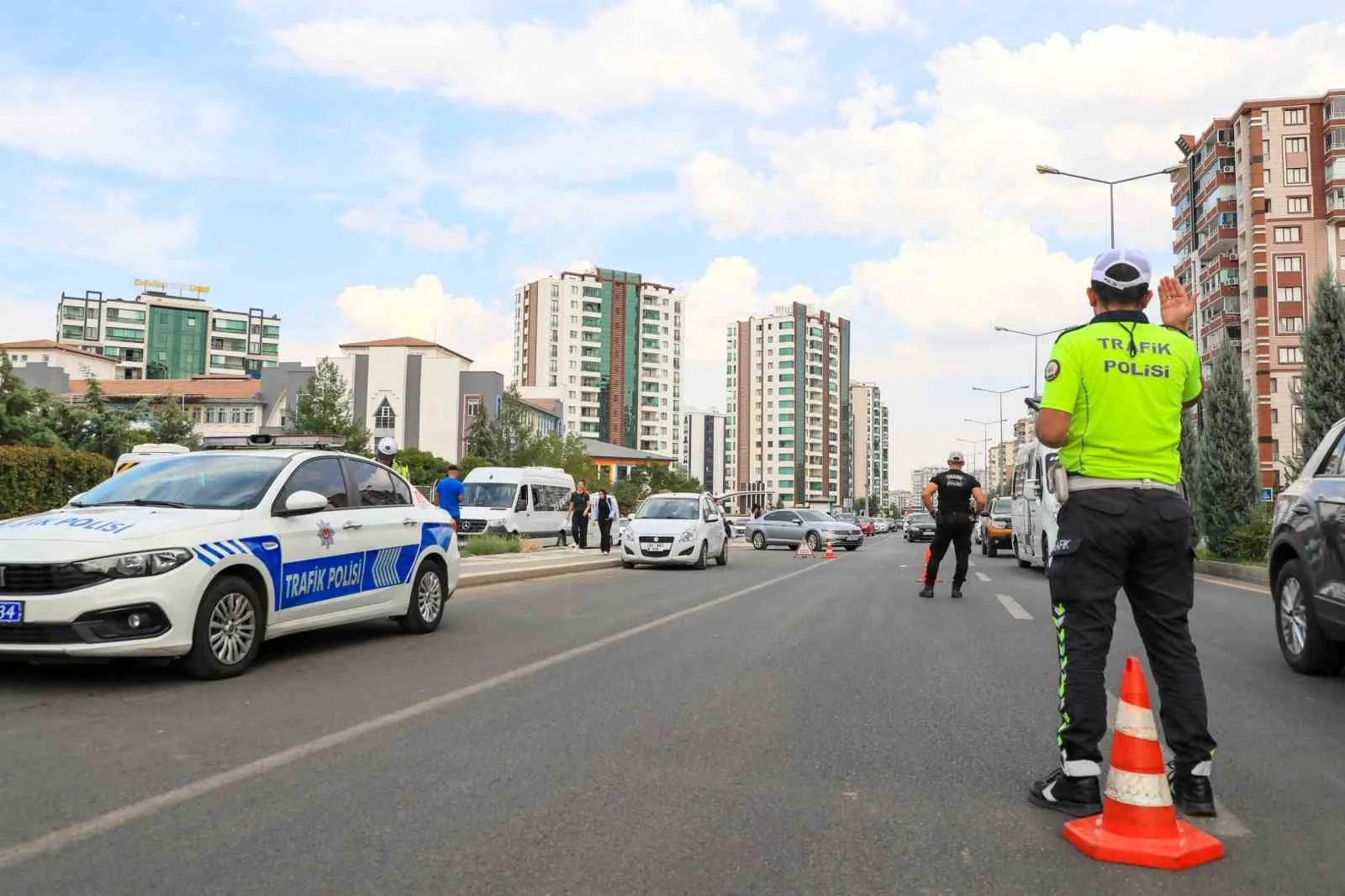 Diyarbakır’da polis ekipleri yeni eğitim döneminde sahada