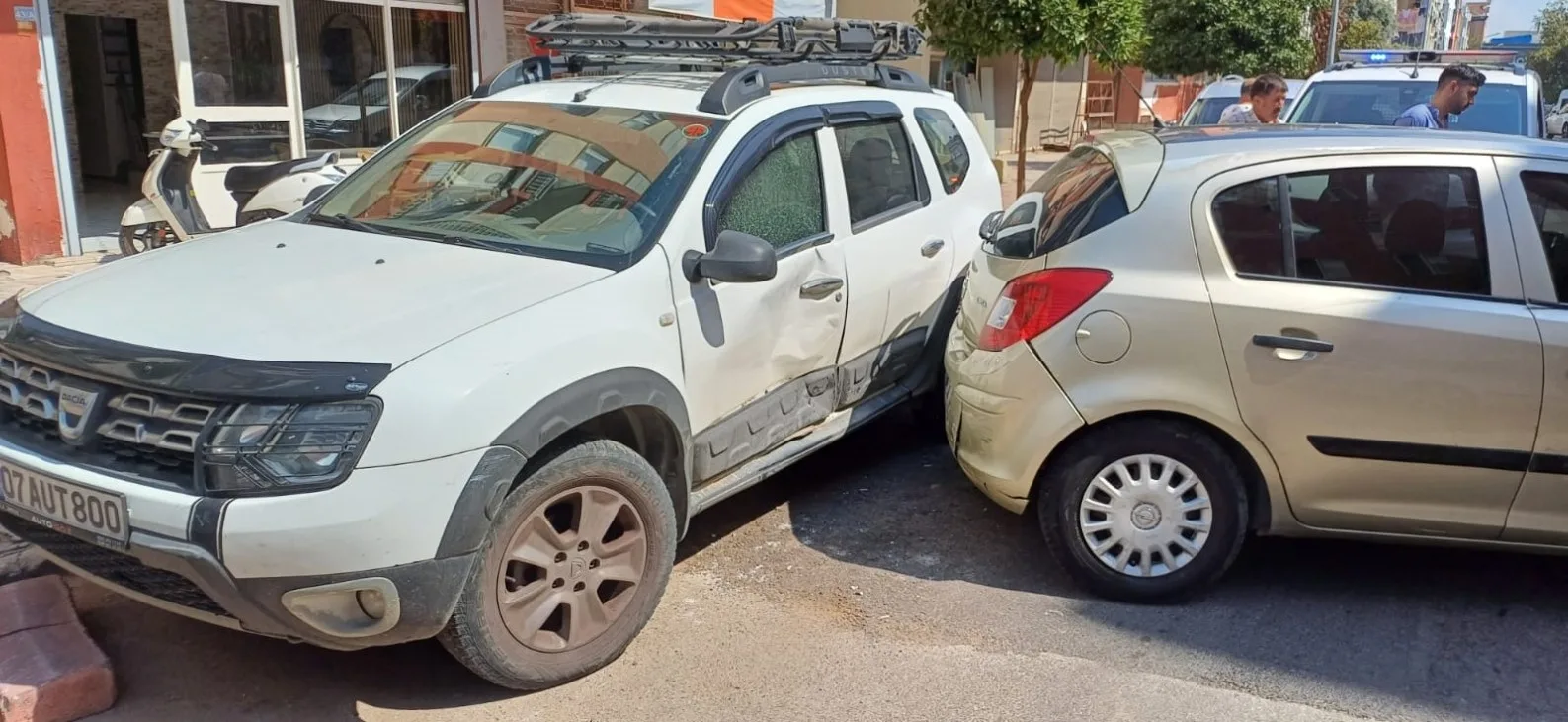 Dükkanın önüne park eden araca kızıp kendi aracıyla çarptı, ’Kaydırdım’ diyerek özür diledi