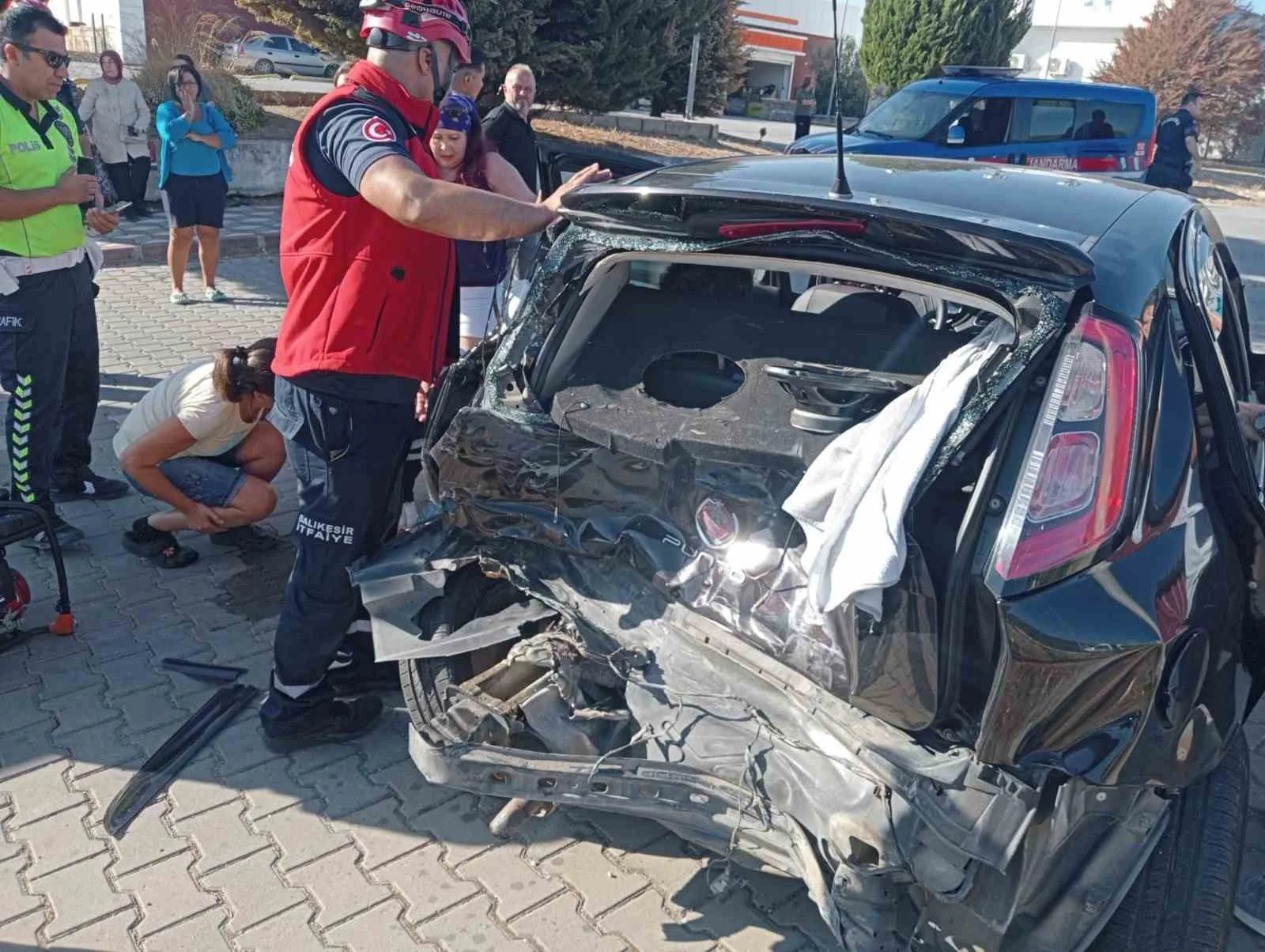 Edremit’te 3 araç trafik kazası yaptı; 4 yaralı