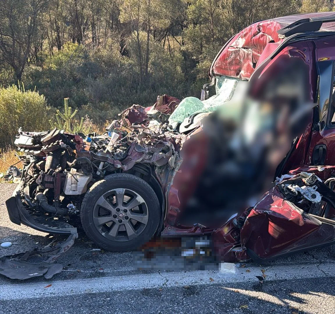 Erzincan’da Fiat marka otomobil tıra çarptı: 3 ölü, 2 ağır yaralı