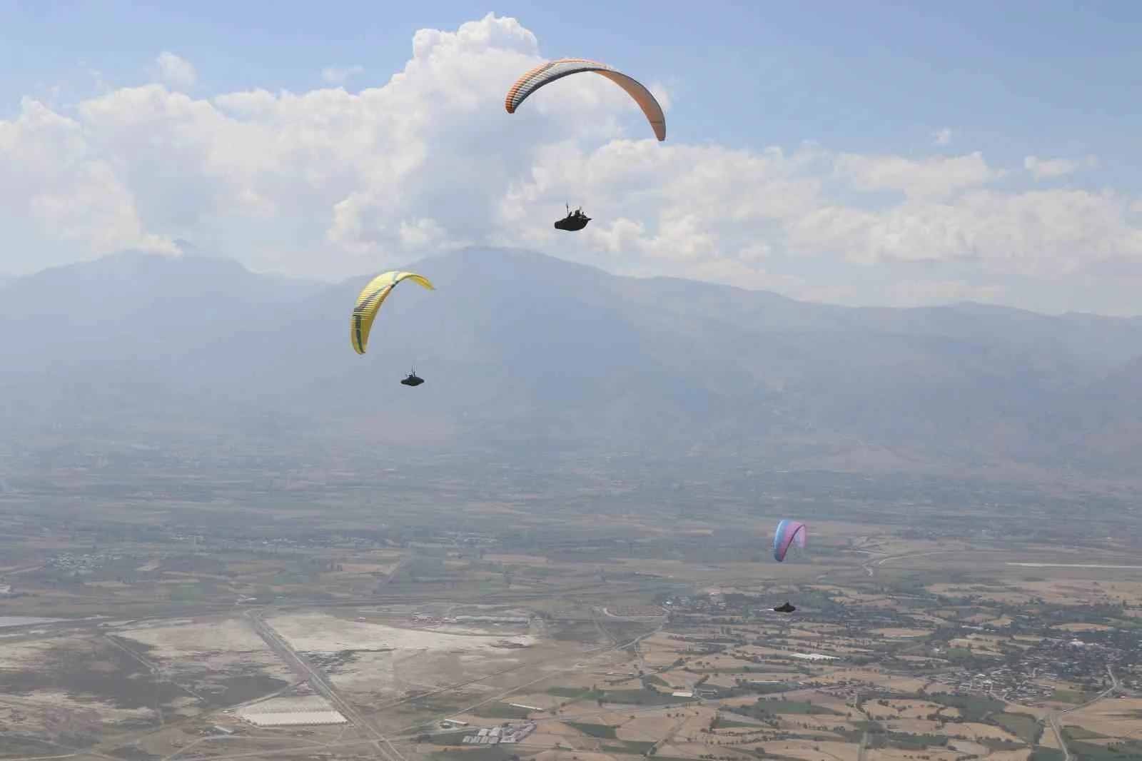 Erzincan’da gökyüzü paraşütçülerle şenlendi