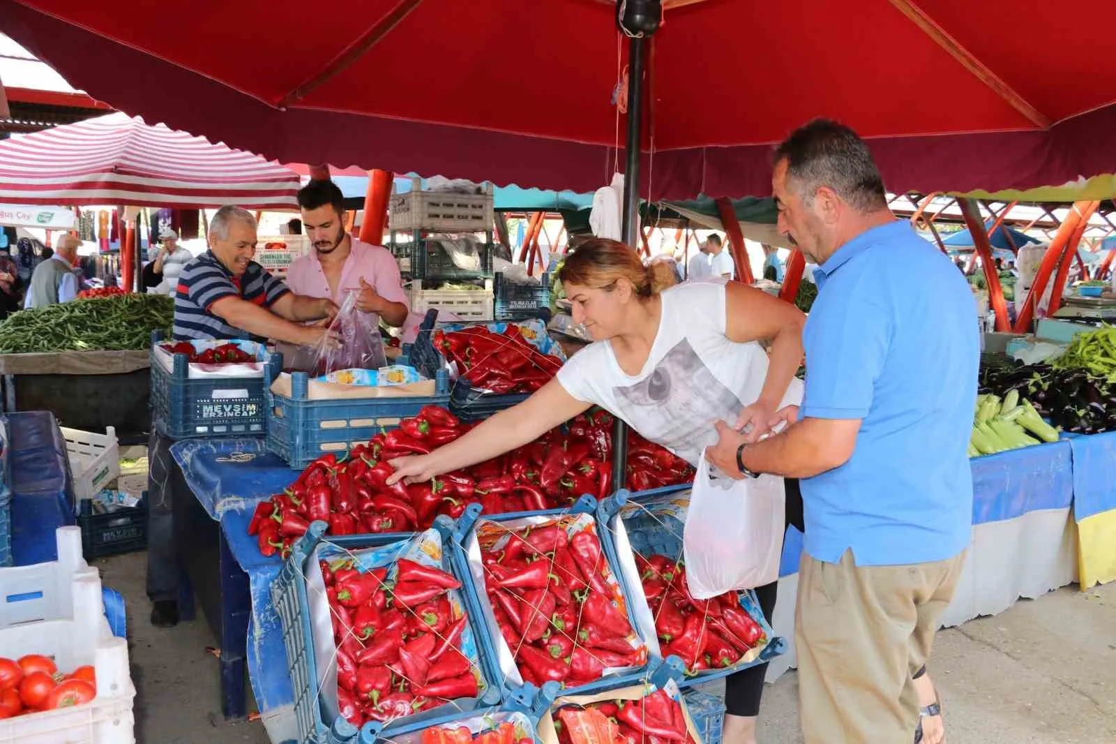 Erzincan’da salçalık domates ve biberler tezgahlarda