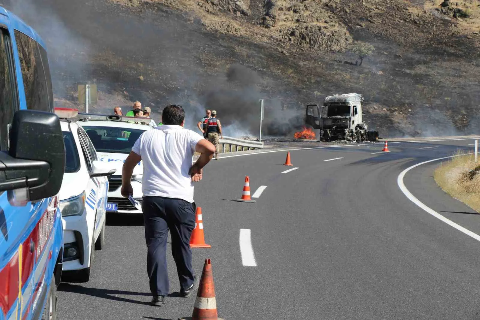 Erzincan’da seyir halindeki tır alev alev yandı