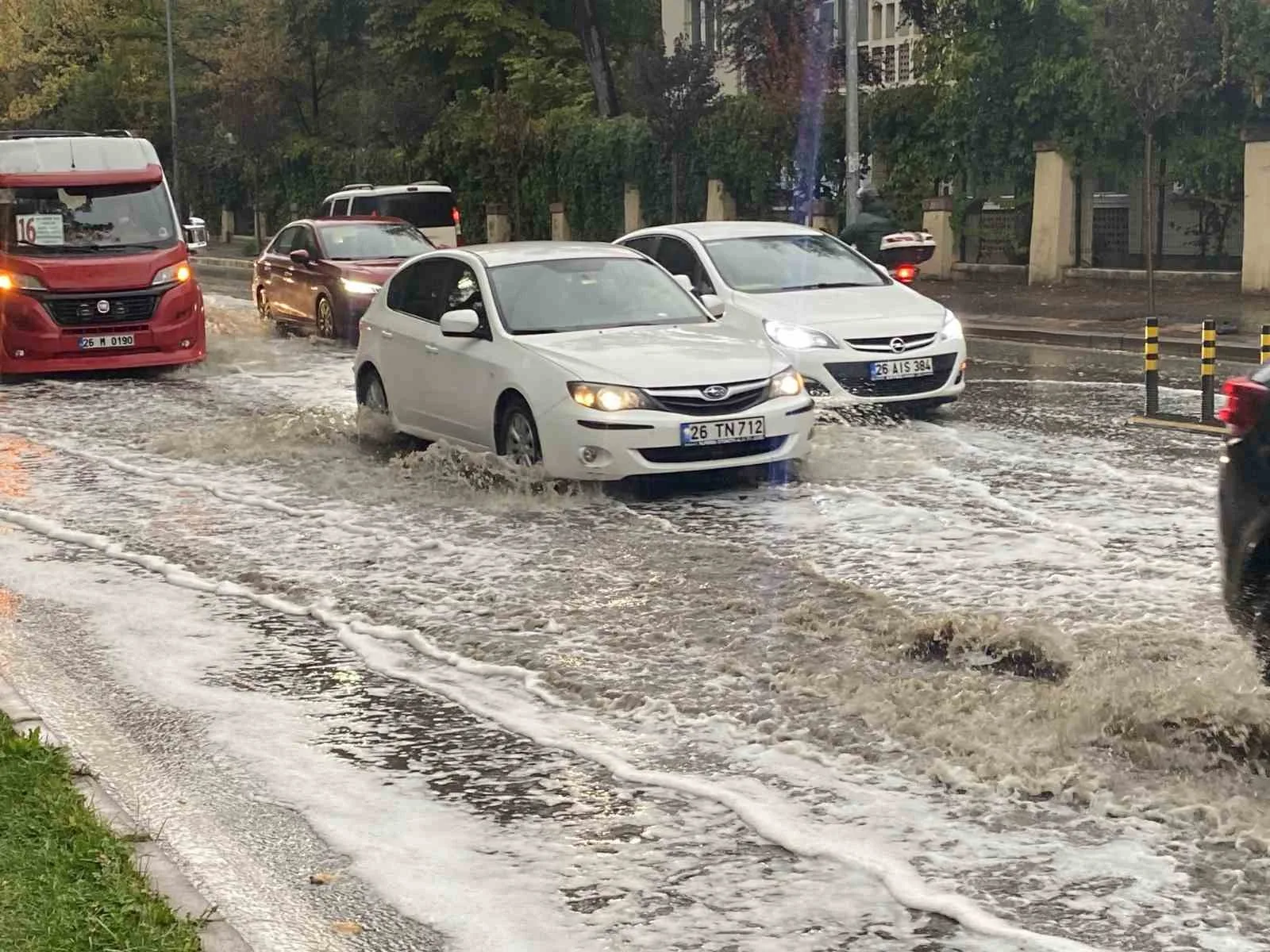 Eskişehir güne yağmurla uyandı