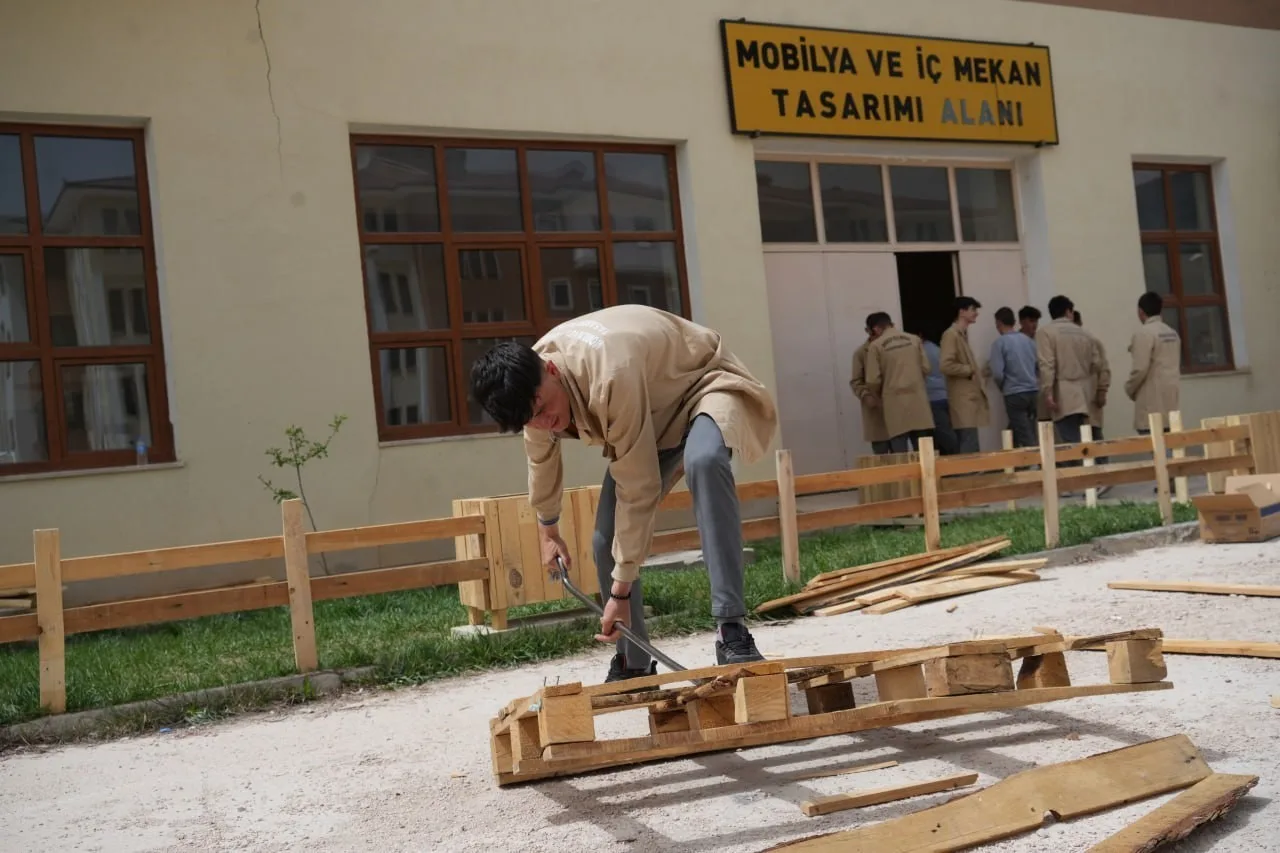 Fabrika gibi lisede arı gibi çalışan öğrenciler atık malzemelerden ahşap eşyalar üretiyorlar