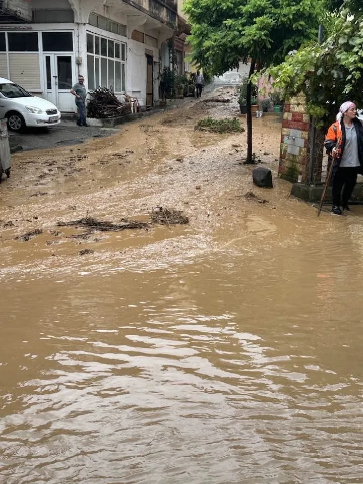 Giresun’da sağanak yağışın ardından belediye ekipleri çalışma başlattı