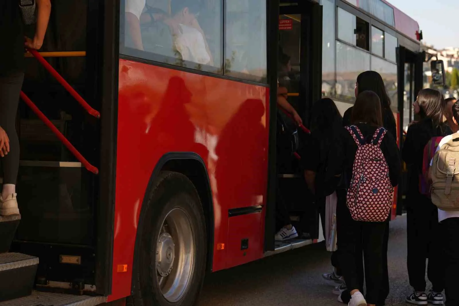 GÖLBAŞI BELEDİYESİ, İLÇE İÇİ ULAŞIMI KOLAYLAŞTIRMAK ADINA VATANDAŞIN HİZMETİNE SUNDUĞU