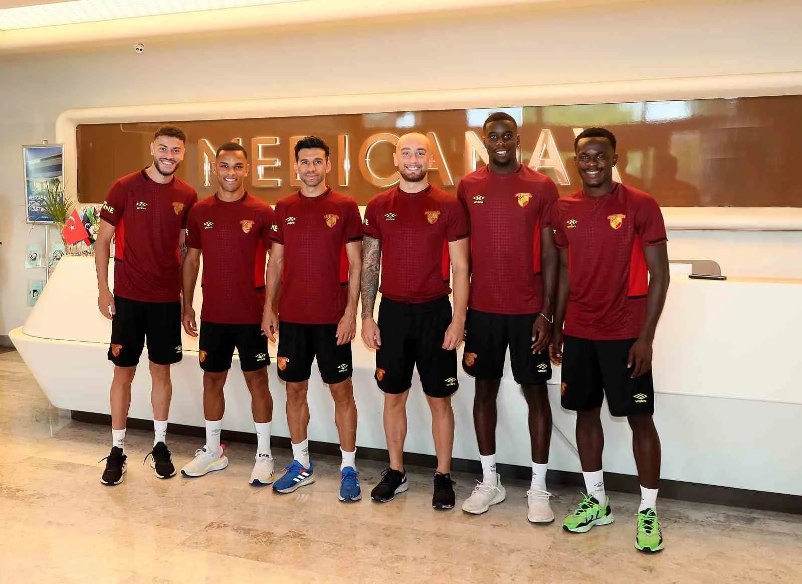 Göztepeli futbolcular, Medicana’da sağlık kontrolünden geçti