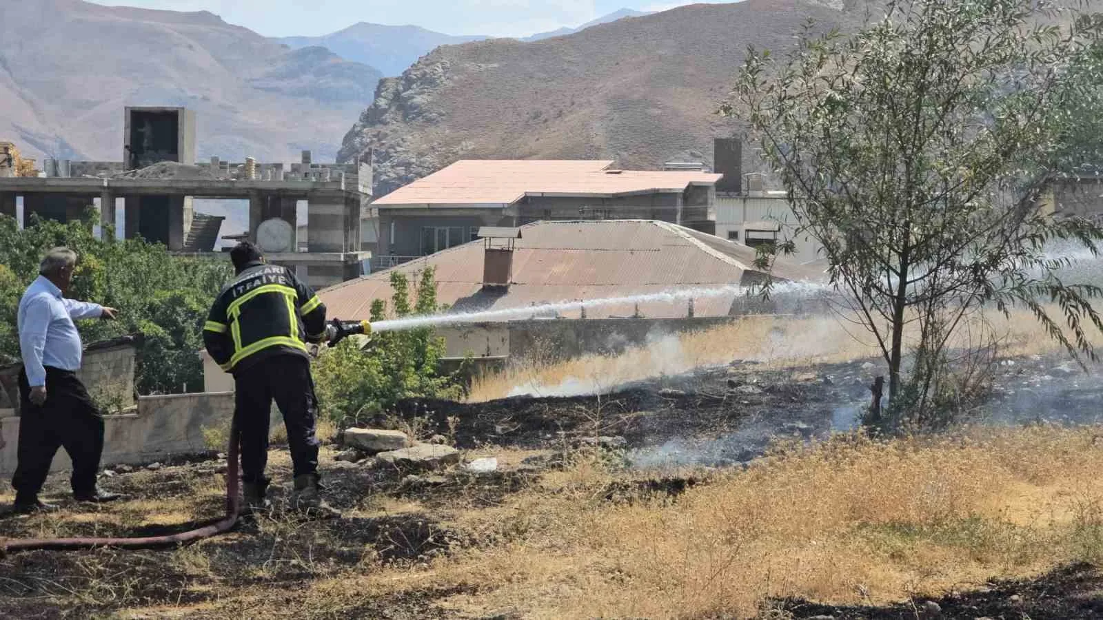 Hakkari’de anız yangını