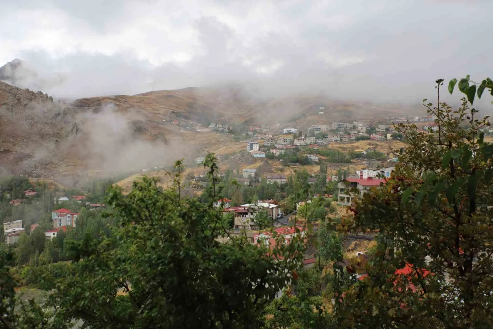 Hakkari’de sağanak yağış etkisini sürdürüyor