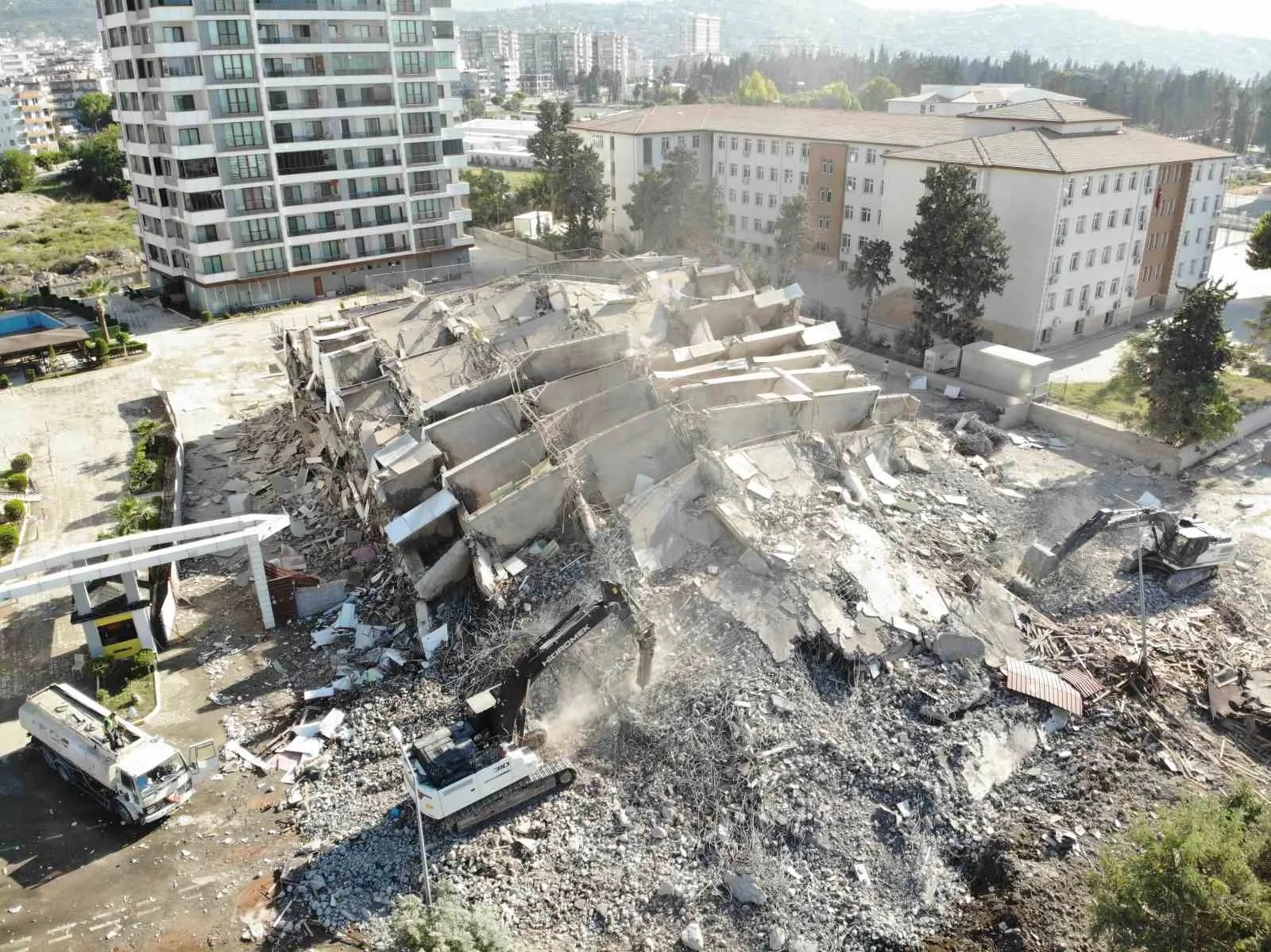 Hatay’da 16 katlı bina iş makinesinin darbesiyle yerle bir oldu