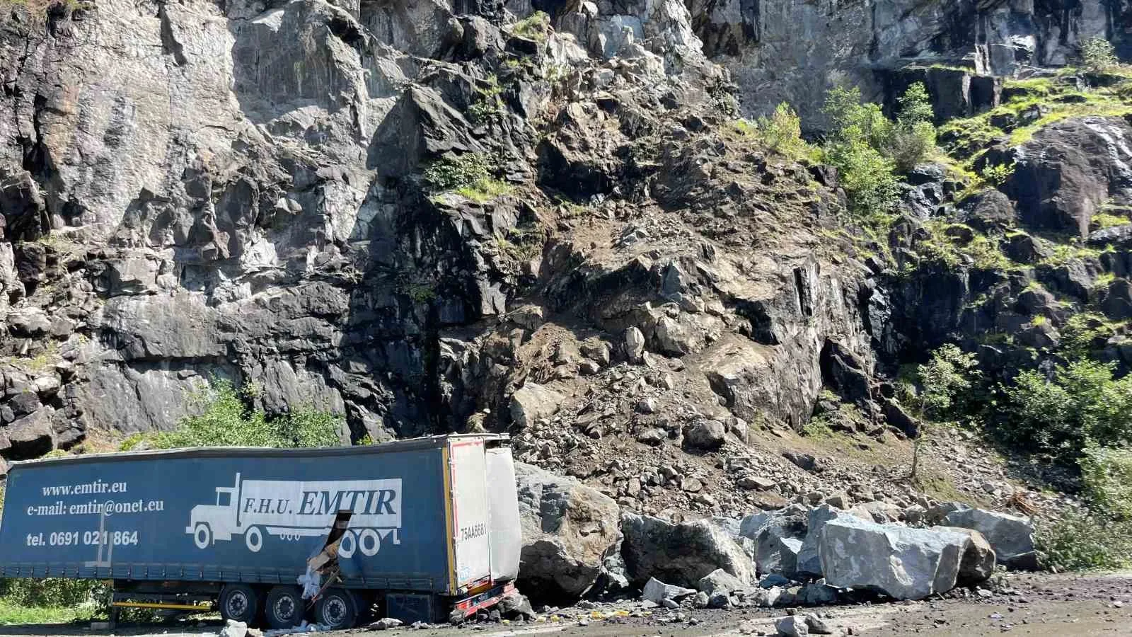 Hopa’da tır parklarında sürücülerin heyelan korkusu sürüyor