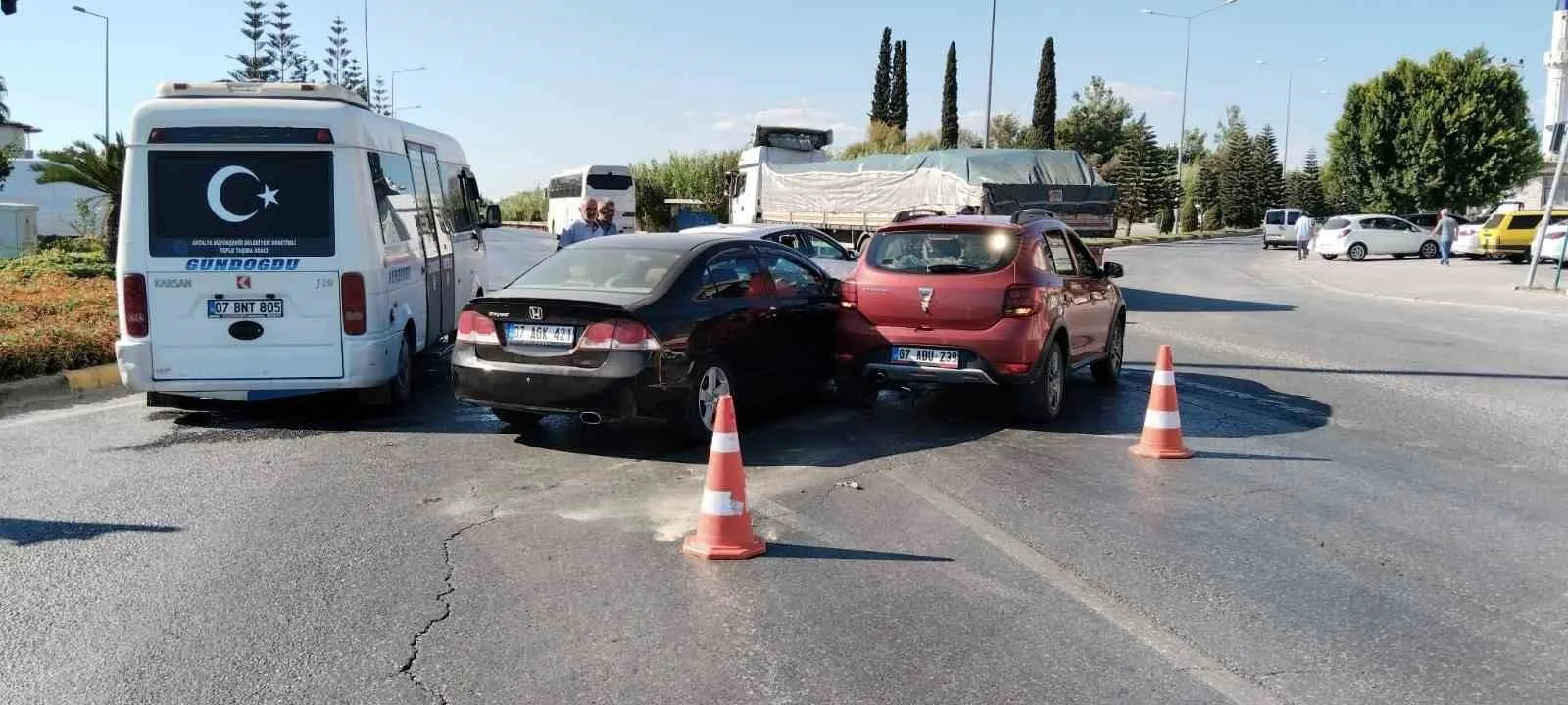 İki otomobil çarpıştı, şans eseri kimsenin burnu bile kanamadı