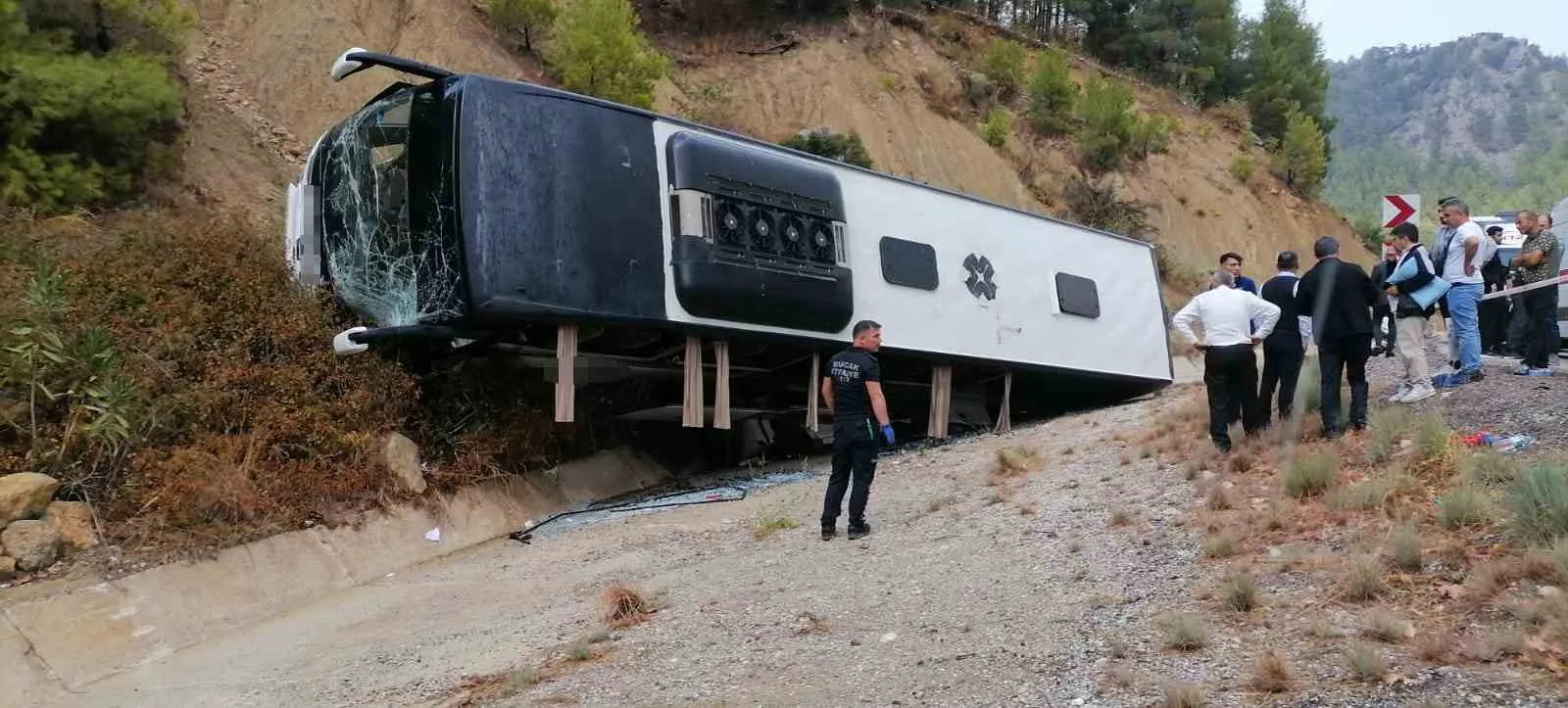 Isparta-Antalya yolunda yolcu otobüsü şarampole devrildi: 8 yaralı