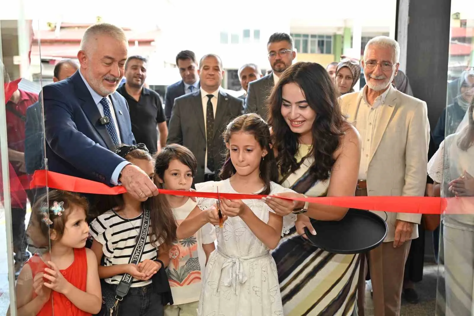 Isparta’da 9,5 yaşındaki Nurgül’ün çizdiği resimler görenleri hayran bırakıyor