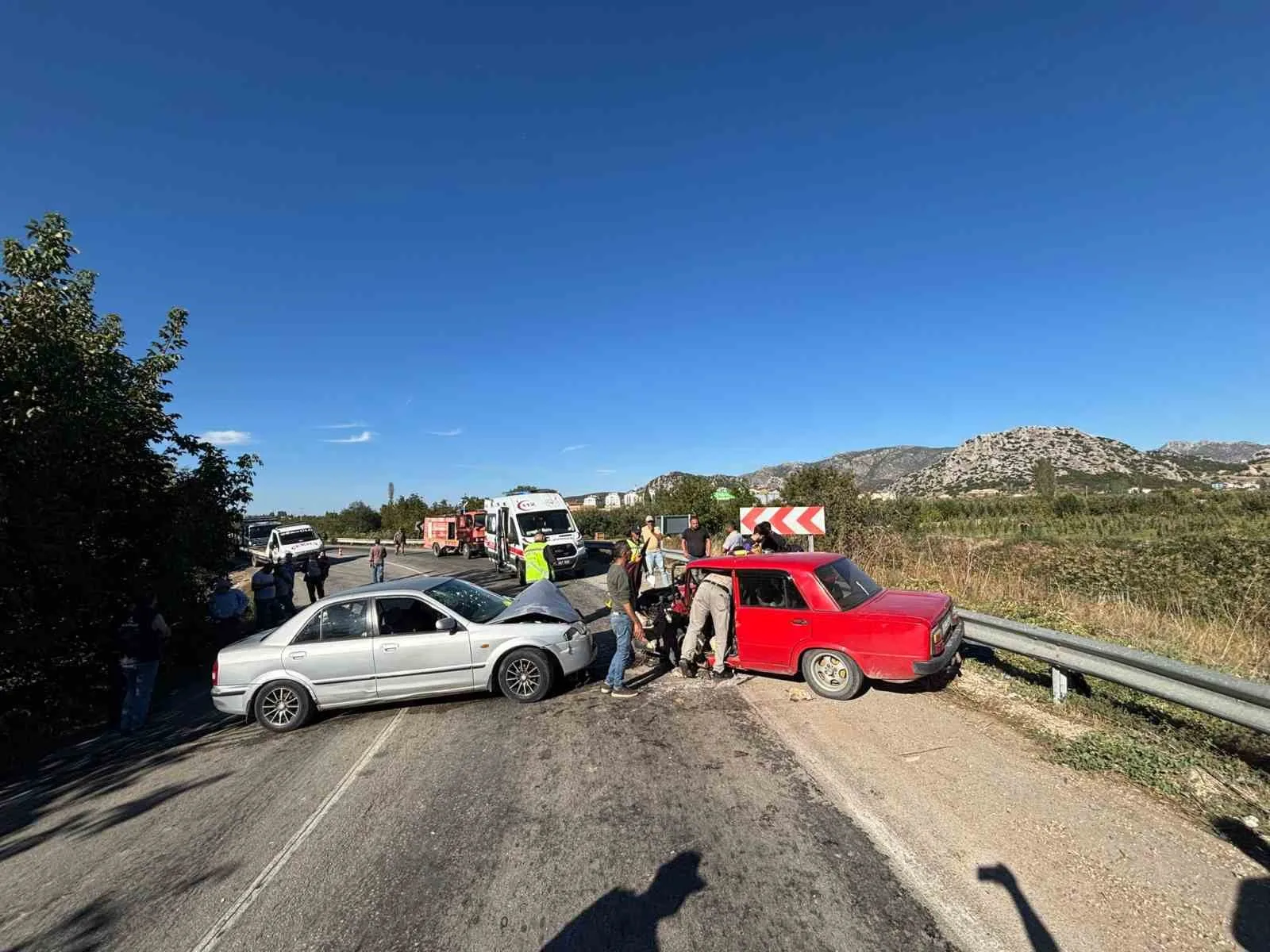 Isparta’da otomobiller kafa kafaya çarpıştı: 2 yaralı