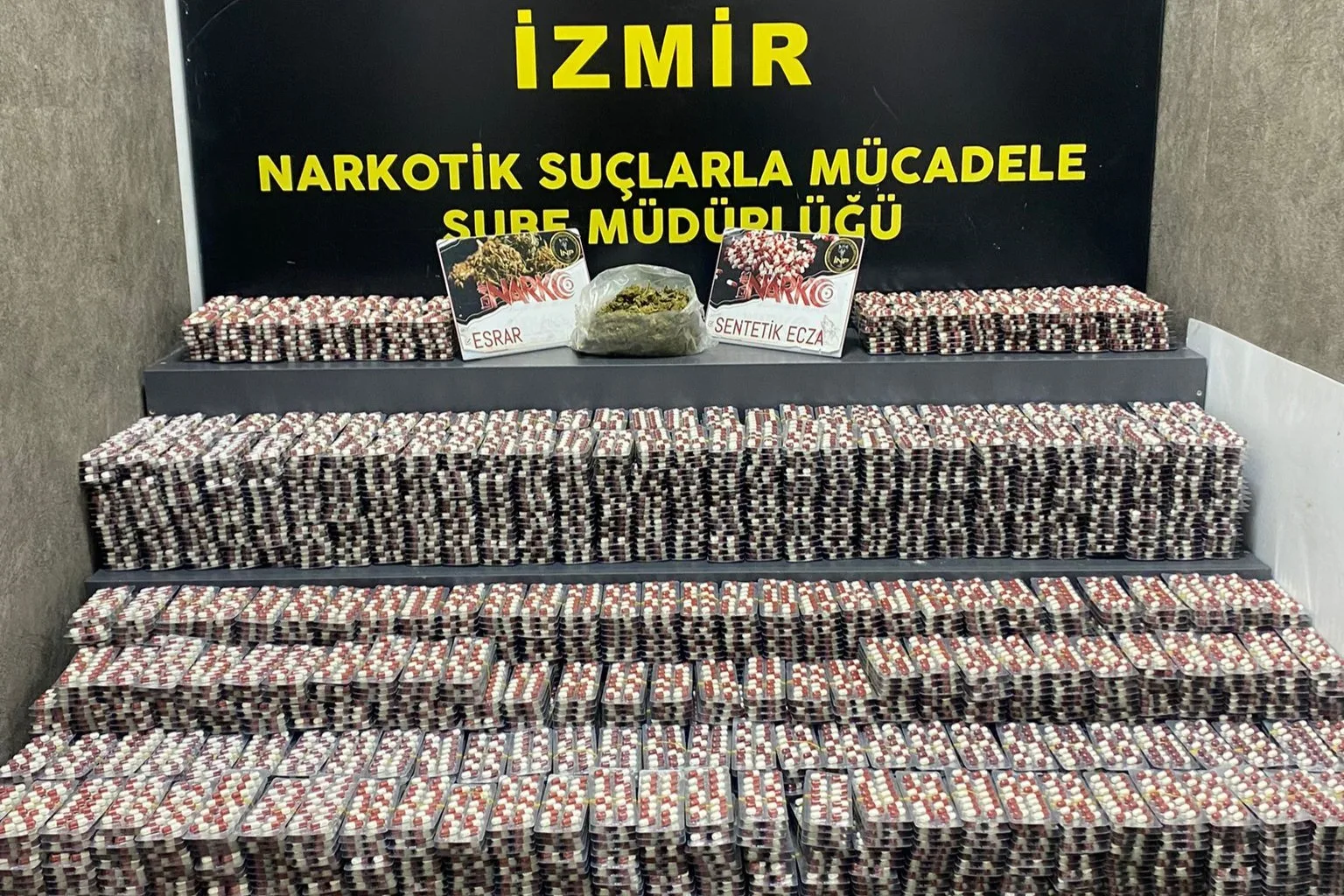 İzmir’de bir adreste 55 bin uyuşturucu nitelikli hap ele geçirildi