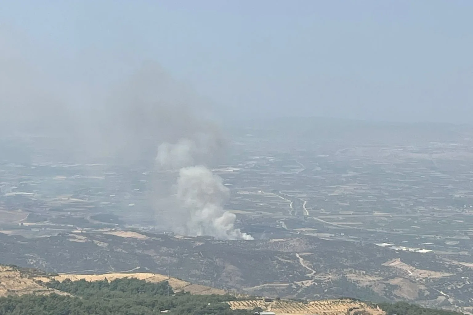 İzmir’de ormanlık alanda yangına havadan ve karadan müdahale başladı