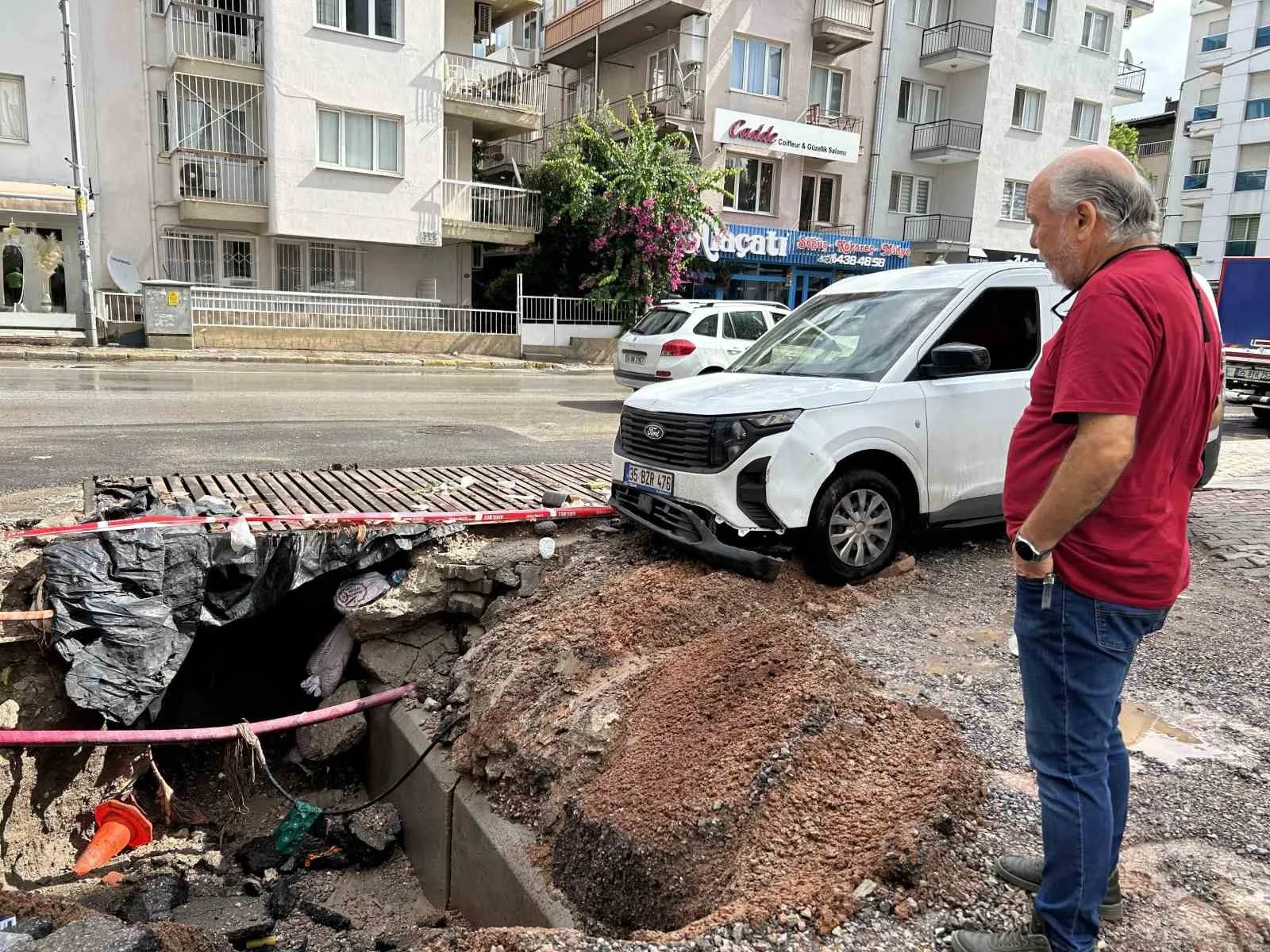 İzmir’i yaz sağanağı vurdu: 1 araç göçen yolun içine düştü